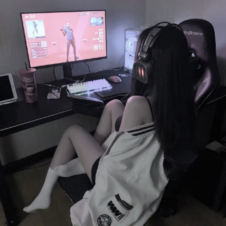girls at the computer — фото 2